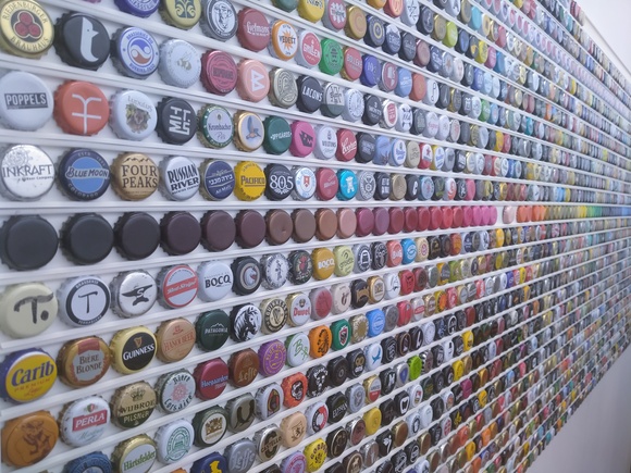 Le mur de capsules de bière à Terrabière